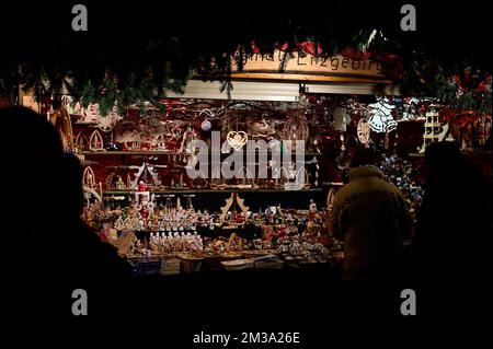 Der 588. Dresdner Striezelmarkt auf dem Altmarkt. Der Striezelmarkt ist der älteste Weihnachtsmarkt Deutschland. Dresden, 09.12.2022 Stockfoto