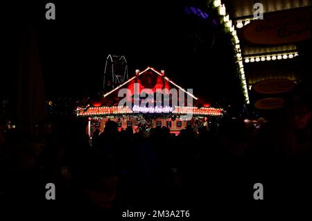 Der 588. Dresdner Striezelmarkt auf dem Altmarkt. Der Striezelmarkt ist der älteste Weihnachtsmarkt Deutschland. Dresden, 09.12.2022 Stockfoto