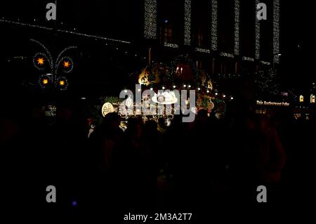 Der 588. Dresdner Striezelmarkt auf dem Altmarkt. Der Striezelmarkt ist der älteste Weihnachtsmarkt Deutschland. Dresden, 09.12.2022 Stockfoto