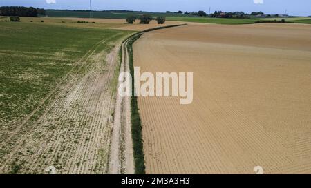 Drohnenbild aus der Luft zeigt droog veld Genappe, ein ausgetrocknetes Feld in der Region Genappe, da in Belgien am Sonntag, den 15. Mai 2022, nur sehr wenig Regen gefallen ist. BELGA FOTO NICOLAS MAETERLINCK Stockfoto