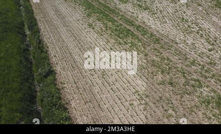 Drohnenbild aus der Luft zeigt droog veld Genappe, ein ausgetrocknetes Feld in der Region Genappe, da in Belgien am Sonntag, den 15. Mai 2022, nur sehr wenig Regen gefallen ist. BELGA FOTO NICOLAS MAETERLINCK Stockfoto