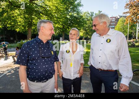 Jan Danckaert, Rektor der VUB ad-interim, Caroline Pauwels, Rektor der VUB, und Dirk Devroey, Kandidat der VUB, bildeten sich während einer Protestaktion, um die Befreiung von Ahmadreza Djalali zu fordern. Die die Todesstrafe für Spionage im Iran ohne ein faires Verfahren auf dem ULB-Campus vor der iranischen Botschaft in Brüssel am Dienstag, den 17. Mai 2022, erhalten haben. Djalali ist ein iranischer Forscher, der für das CRIMEDIM Disaster and Emergency Medicine Programm arbeitet, an dem VUB (Vrije Universiteit Brussel) teilnimmt, wurde im April 2016 verhaftet, als er Familie im Iran besuchte. Der Iran hat angekündigt, Djala hinrichten zu wollen Stockfoto