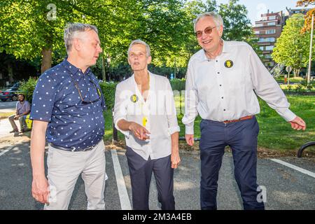 Jan Danckaert, Rektor der VUB ad-interim, Caroline Pauwels, Rektor der VUB, und Dirk Devroey, Kandidat der VUB, bildeten sich während einer Protestaktion, um die Befreiung von Ahmadreza Djalali zu fordern. Die die Todesstrafe für Spionage im Iran ohne ein faires Verfahren auf dem ULB-Campus vor der iranischen Botschaft in Brüssel am Dienstag, den 17. Mai 2022, erhalten haben. Djalali ist ein iranischer Forscher, der für das CRIMEDIM Disaster and Emergency Medicine Programm arbeitet, an dem VUB (Vrije Universiteit Brussel) teilnimmt, wurde im April 2016 verhaftet, als er Familie im Iran besuchte. Der Iran hat angekündigt, Djala hinrichten zu wollen Stockfoto
