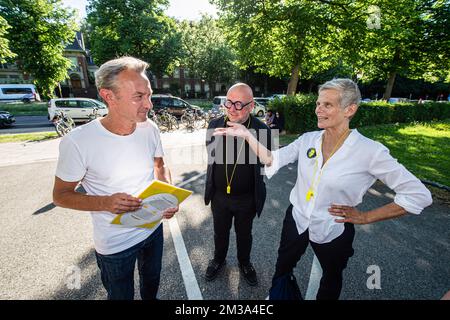 Professor für Katastrophenmedizin Dr. Gerlant van Berlaer (enger Freund von Dr. Djalali) (L) und VUB-Rektor Caroline Pauwels (R), die während einer Protestaktion zur Forderung nach der Befreiung von Ahmadreza Djalali, Die die Todesstrafe für Spionage im Iran ohne ein faires Verfahren auf dem ULB-Campus vor der iranischen Botschaft in Brüssel am Dienstag, den 17. Mai 2022, erhalten haben. Djalali ist ein iranischer Forscher, der für das CRIMEDIM Disaster and Emergency Medicine Programm arbeitet, an dem VUB (Vrije Universiteit Brussel) teilnimmt, wurde im April 2016 verhaftet, als er Familie im Iran besuchte. Der Iran hat angekündigt, dass sie es wollen Stockfoto