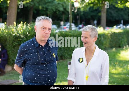 VUB-Rektor Jan Danckaert und VUB-Rektor Caroline Pauwels werden bei einer Protestaktion gesehen, um die Befreiung von Ahmadreza Djalali zu fordern. Die die Todesstrafe für Spionage im Iran ohne ein faires Verfahren auf dem ULB-Campus vor der iranischen Botschaft in Brüssel am Dienstag, den 17. Mai 2022, erhalten haben. Djalali ist ein iranischer Forscher, der für das CRIMEDIM Disaster and Emergency Medicine Programm arbeitet, an dem VUB (Vrije Universiteit Brussel) teilnimmt, wurde im April 2016 verhaftet, als er Familie im Iran besuchte. Der Iran hat angekündigt, Djalali am 21.. Mai hinrichten zu wollen. BELGA FOTO JONA Stockfoto