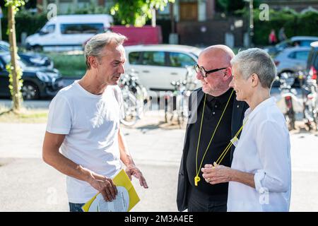Professor für Katastrophenmedizin Dr. Gerlant van Berlaer (enger Freund von Dr. Djalali) (L) und VUB-Rektor Caroline Pauwels (R), die während einer Protestaktion zur Forderung nach der Befreiung von Ahmadreza Djalali, Die die Todesstrafe für Spionage im Iran ohne ein faires Verfahren auf dem ULB-Campus vor der iranischen Botschaft in Brüssel am Dienstag, den 17. Mai 2022, erhalten haben. Djalali ist ein iranischer Forscher, der für das CRIMEDIM Disaster and Emergency Medicine Programm arbeitet, an dem VUB (Vrije Universiteit Brussel) teilnimmt, wurde im April 2016 verhaftet, als er Familie im Iran besuchte. Der Iran hat angekündigt, dass sie es wollen Stockfoto