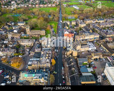 Ilkley, West Yorkshire. 7.. Dezember 2022. Luftaufnahme des Stadtzentrums von Ilkley von der Brook Street aus. Stockfoto