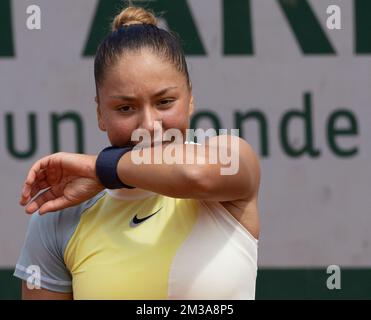 Die belgische Sofia Costoulas reagiert während des Spiels der belgischen Costoulas gegen den tschechischen Salkova, in der ersten Runde des Mädchen-Juniorwettbewerbs, beim Roland Garros French Open Tennis Turnier, Sonntag, den 29. Mai 2022 in Paris, Frankreich. Das diesjährige Turnier findet vom 22. Mai bis zum 5. Juni statt. BELGA FOTO BENOIT DOPPPAGNE Stockfoto