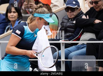 Die belgische Elise Mertens wurde während eines Tennisspiels gegen American Gauff in der vierten Runde der Frauen beim Roland Garros French Open-Tennisturnier am Sonntag, den 29. Mai 2022 in Paris, Frankreich, fotografiert. Das diesjährige Turnier findet vom 22. Mai bis zum 5. Juni statt. BELGA FOTO BENOIT DOPPPAGNE Stockfoto