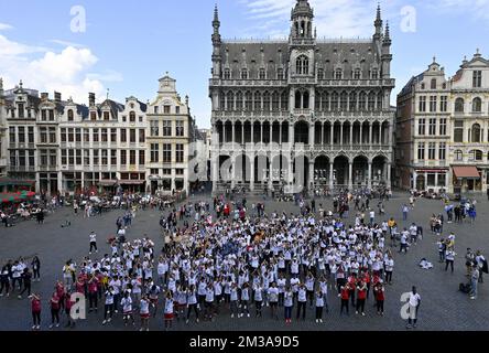 Abbildung zeigt eine Flashmob während der ersten Phase der internationalen Flaggentour mit der olympischen und paralympischen Flagge für die Spiele 2024 in Paris, Dienstag, den 31. Mai 2022, am Brüsseler Grand Place/Grote Markt. BELGA FOTO ERIC LALMAND Stockfoto