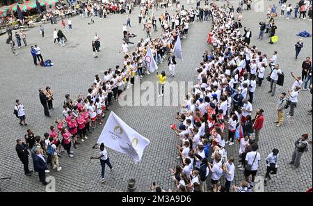 Abbildung zeigt eine Flashmob während der ersten Phase der internationalen Flaggentour mit der olympischen und paralympischen Flagge für die Spiele 2024 in Paris, Dienstag, den 31. Mai 2022, am Brüsseler Grand Place/Grote Markt. BELGA FOTO ERIC LALMAND Stockfoto