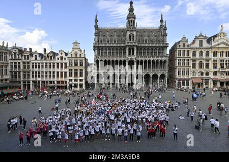 Abbildung zeigt eine Flashmob während der ersten Phase der internationalen Flaggentour mit der olympischen und paralympischen Flagge für die Spiele 2024 in Paris, Dienstag, den 31. Mai 2022, am Brüsseler Grand Place/Grote Markt. BELGA FOTO ERIC LALMAND Stockfoto