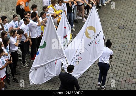 Abbildung zeigt eine Flashmob während der ersten Phase der internationalen Flaggentour mit der olympischen und paralympischen Flagge für die Spiele 2024 in Paris, Dienstag, den 31. Mai 2022, am Brüsseler Grand Place/Grote Markt. BELGA FOTO ERIC LALMAND Stockfoto