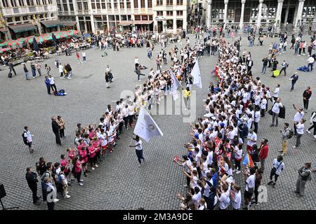 Abbildung zeigt eine Flashmob während der ersten Phase der internationalen Flaggentour mit der olympischen und paralympischen Flagge für die Spiele 2024 in Paris, Dienstag, den 31. Mai 2022, am Brüsseler Grand Place/Grote Markt. BELGA FOTO ERIC LALMAND Stockfoto