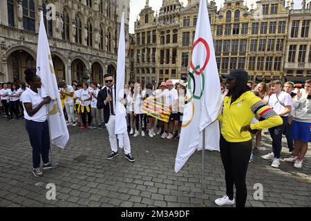 Abbildung zeigt eine Flashmob während der ersten Phase der internationalen Flaggentour mit der olympischen und paralympischen Flagge für die Spiele 2024 in Paris, Dienstag, den 31. Mai 2022, am Brüsseler Grand Place/Grote Markt. BELGA FOTO ERIC LALMAND Stockfoto