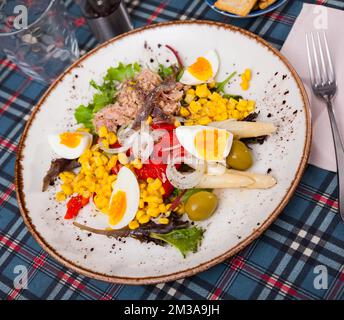 Katalanisches Essen. Xatonada, typischer Salat aus der spanischen Region Katalonien Stockfoto