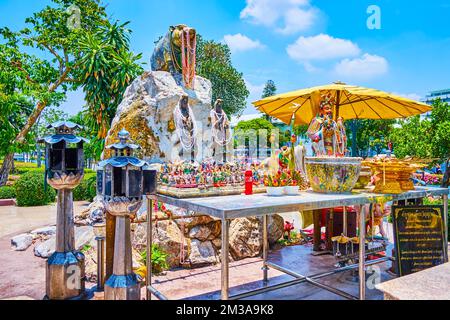 Pig Memorial Schrein mit dem Schwein in Schmuck auf dem Altar, Bangkok, Thailand Stockfoto