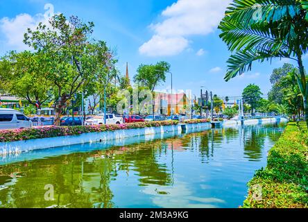 Machen Sie einen Spaziergang entlang des Rop Krung Canal, dem ehemaligen Teil des Stadtgräberkomplexes von Bangkok, Thailand Stockfoto