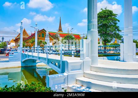 Die historische weiße Pi Kun Brücke über den Rop Krung Kanal führt zum Wat Ratchabophit Tempel, Bangkok, Thailand Stockfoto