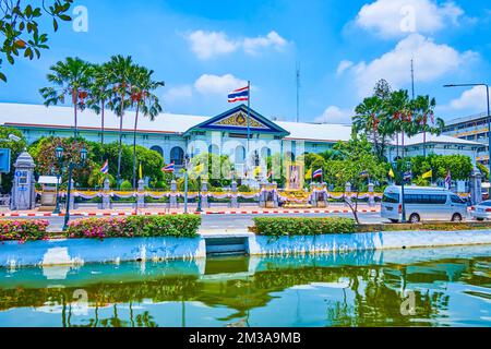 BANGKOK, THAILAND - 23. APRIL 2019: Gebäude des Innenministeriums des Königreichs Thailand und des Rop Krung Canal, am 23. April in Bangkok, Thail Stockfoto