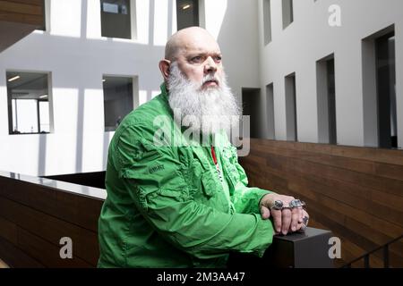 Walter Van Beirendonck, belgischer Modedesigner und Leiter der Modeabteilung der Königlichen Akademie der Schönen Künste Antwerpen, posiert für den Fotografen am Freitag, den 03. Juni 2022 in Antwerpen. BELGA FOTO HATIM KAGHAT Stockfoto