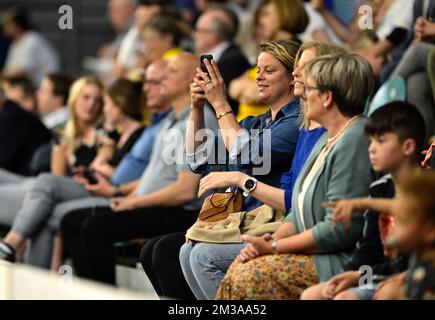 Kim Clijsters nimmt am Freitag, 03. Juni 2022, an einem Basketballspiel zwischen Kangoeroes Basket Mechelen (Belgien) und Donar Groningen (Niederlande) in Mechelen Teil, dem Rückspiel im Viertelfinale der Basketball-Meisterschaft der ersten Liga der BNXT. BELGA FOTO JOHAN EYCKENS Stockfoto