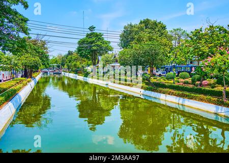 BANGKOK, THAILAND - 23. APRIL 2019: ROP Krung Khlong (Kanal) und üppiger Garten entlang, am 23. April in Bangkok, Thailand Stockfoto