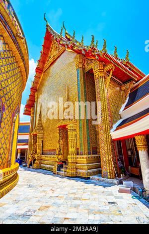 Der große Schrein mit goldenen Keramikfliesen, Wat Ratchabophit Tempel in Bangkok, Thailand Stockfoto