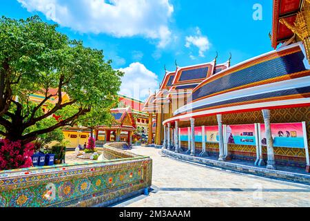 BANGKOK, THAILAND - 23. APRIL 2019: Spaziergang entlang des kreisförmigen Innenhofs des Wat Ratchabophit Tempels, am 23. April in Bangkok, Thailand Stockfoto