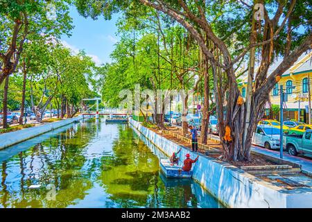 BANGKOK, THAILAND - 23. APRIL 2019: Arbeiter auf dem Boot malten die Wände des Rop Krung Canal, am 23. April in Bangkok, Thailand Stockfoto