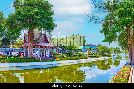 BANGKOK, THAILAND - 23. APRIL 2019: Schattiger Park am Ufer des Rop Krung Canal, am 23. April in Bangkok, Thailand Stockfoto