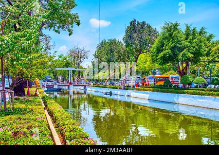 BANGKOK, THAILAND - 23. APRIL 2019: Angenehmer Spaziergang entlang blühender Blumenbeete, gepflanzt am Rop Krung Canal, am 23. April in Bangkok, Thailand Stockfoto