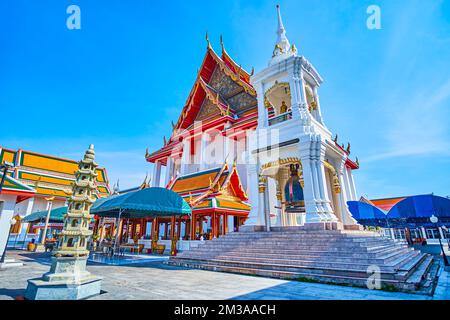 Weißer Glockenturm am Ubosot-Schrein des Wat Kanlayanamit-Tempels in Bangkok, Thailand Stockfoto