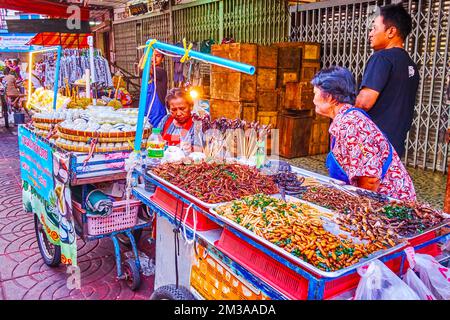 BANGKOK, THAILAND - 23. APRIL 2019: Der Straßenwagen mit gebratenen und gegrillten extremen Snacks, Chinatown, am 23. April in Bangkok, Thailand Stockfoto