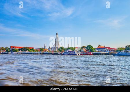 Wat Arun ist einer der spektakulärsten Tempel in Bangkok, steht am Flussufer des Flusses Chao Phraya, Thailand Stockfoto