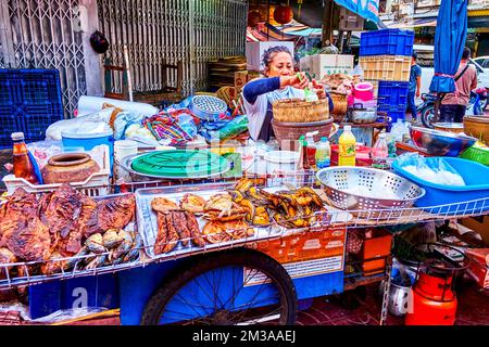 BANGKOK, THAILAND - 23. APRIL 2019: Der Street-Food-Wagen mit gebratenem und gegrilltem Fisch auf Chinatown Nachtmarkt, am 23. April in Bangkok, Thailand Stockfoto