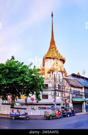 BANGKOK, THAILAND - 23. APRIL 2019: Der hohe Turm des Goldenen Y Wat Traimit Tempels, am 23. April in Bangkok, Thailand Stockfoto