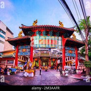 BANGKOK, THAILAND - 23. APRIL 2019: Die Tore des chinesischen Quan Yin Tempels in typisch chinesischem Stil mit bunten dekorativen Elementen, am 23. April in Ba Stockfoto