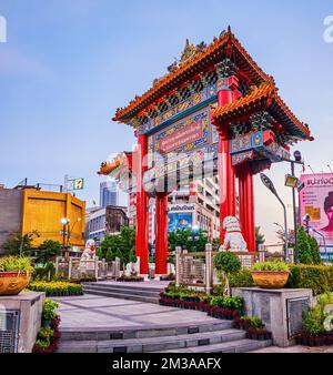 BANGKOK, THAILAND - 23. APRIL 2019: Farbenfrohes Chinatown Gate im Samphanthawong District in der Abenddämmerung, am 23. April in Bangkok, Thailand Stockfoto