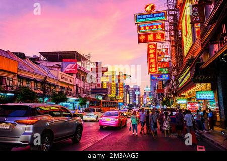 BANGKOK, THAILAND - 23. APRIL 2019: Die Abendzeit in Chinatown von Bangkok mit Menschenaktivitäten, Staus und großem Nachtmarkt auf den Straßen Stockfoto