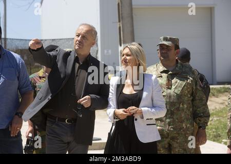 Vasile Dincu und Verteidigungsminister Ludivine Dedonter, abgebildet bei einem Besuch des belgischen Verteidigungsministers bei der belgischen Armee-Abteilung in Cincu, Rumänien, Dienstag, 07. Juni 2022. BELGA FOTO HATIM KAGHAT Stockfoto