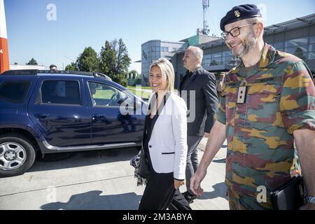 Verteidigungsminister Ludivine Dedonter und Vasile Dincu im Bild bei einem Besuch des belgischen Verteidigungsministers bei der belgischen Armee-Abteilung in Cincu, Rumänien, Dienstag, 07. Juni 2022. BELGA FOTO HATIM KAGHAT Stockfoto