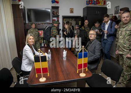 Verteidigungsminister Ludivine Dedonter und Vasile Dincu im Bild bei einem Besuch des belgischen Verteidigungsministers bei der belgischen Armee-Abteilung in Cincu, Rumänien, Dienstag, 07. Juni 2022. BELGA FOTO HATIM KAGHAT Stockfoto