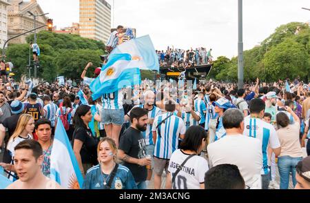 Argentinische Fußballfans auf der Avenida 9 de Julio Buenos Aires, Argentinien, die während der FIFA-Weltmeisterschaft 2022 feiert Stockfoto