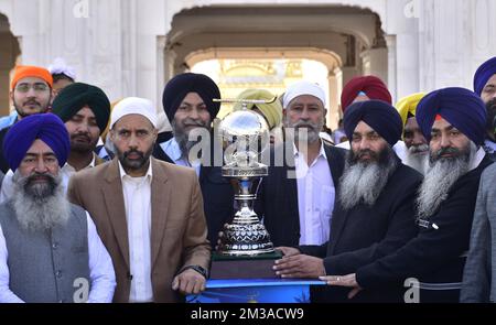 Amritsar, Indien. 14.. Dezember 2022. AMRITSAR, INDIEN - DEZEMBER 14: Beamte des Shiromani Gurdwara Parbandhak Committee (SGPC) und Hockey-Beamte bei der FIH Hockey World Cup während der „Trophy Tour“ vor dem Goldenen Tempel am 14. Dezember 2022 in Amritsar, Indien. Die FIH-Hockey-Weltmeisterschaft der Herren 2023 findet vom 13. Bis 29. Januar 2023 im Kalinga-Stadion in Bhubaneswar, Indien, statt. (Foto: Sameer Sehgal/Hindustan Times/Sipa USA) Guthaben: SIPA USA/Alamy Live News Stockfoto