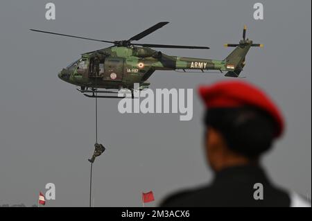 Kalkutta, Indien. 14.. Dezember 2022. KALKUTTA, INDIEN - DEZEMBER 14: Armeekawane zeigen ihre Fähigkeiten bei der Generalprobe, um Vijay Diwas zu feiern, Indiens Sieg über Pakistan im Krieg 1971 zur Befreiung von Bangladesch am RCTC-Boden in Kalkutta, Indien, am Mittwoch, den 14. Dezember 2022. (Foto: Samir Jana/Hindustan Times/Sipa USA) Guthaben: SIPA USA/Alamy Live News Stockfoto