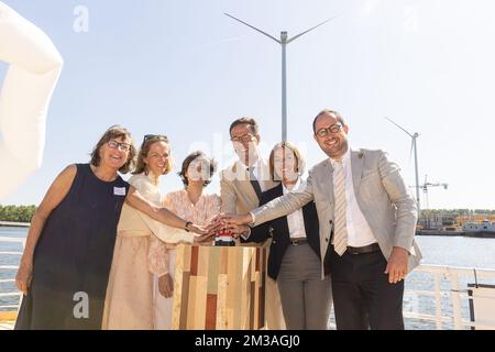 Riet Gillis, Julie De Nul, Energieministerin Tinne Van der Straeten, CEO von EDF Luminus, Gregoire Dallemagne, Gouverneur der Provinz Ostflandern, Carina Van Cauter, und Justizminister Vincent Van Quickenborne, die während der Eröffnung von Windenergieanlagen auf dem Jan De Nul-Gelände im Hafen von Gent abgebildet wurden, Mittwoch, 15. Juni 2022 in Zelzate. BELGA FOTO JAMES ARTHUR GEKIERE Stockfoto