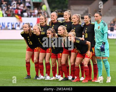 Belgische Spieler mit Tessa Wullaert, Tine De Caigny, Marie Minnaert, Julie Biesmans, Laura De Neve, Nicky Evrard, Sari Kees, Sarah Wijnants, Davina Philtjens, Feli Delacauw und Laura Deloose posieren für das Teambild vor dem Freundschaftsspiel zwischen der belgischen Nationalmannschaft der Frauen, den Red Flames, und der englischen Nationalmannschaft der Frauen, Lionesses, in Wolverhampton, Großbritannien, Donnerstag, 16. Juni 2022. BELGA FOTO DAVID CATRY Stockfoto