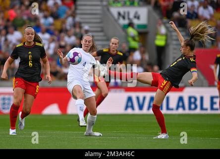 Die belgische Tine De Caigny, die englische Keira Walsh und die belgische Tessa Wullaert wurden während des Freundschaftsspiels zwischen der belgischen Nationalmannschaft der Frauen, den Roten Flammen, und der englischen Nationalmannschaft der Frauen, Lionesses, in Wolverhampton, Großbritannien, am Donnerstag, den 16. Juni 2022 in Aktion gezeigt. BELGA FOTO DAVID CATRY Stockfoto