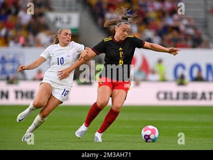 Der englische Georgia Stanway und die belgische Tine De Caigny kämpfen während des Freundschaftsspiels zwischen der belgischen Fußballnationalmannschaft der Roten Flammen und der englischen Fußballnationalmannschaft der Frauen, Lionesses, in Wolverhampton, Großbritannien, am Donnerstag, dem 16. Juni 2022 um den Ball. BELGA FOTO DAVID CATRY Stockfoto